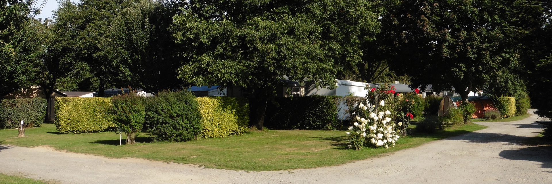 Camping pitches for tents, caravans and motorhomes, at the Abri de l’Océan campsite, in Finistère in southern Brittany
