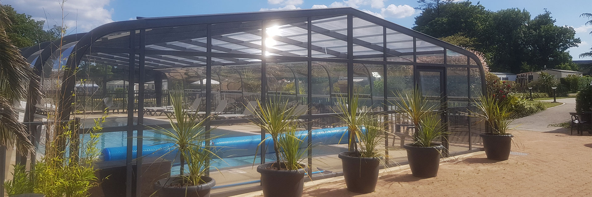 View of the heated swimming pool at the campsite near Quimperlé, at the Abri de l’Océan