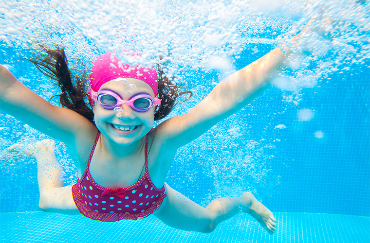 The swimming pool at the Abri de l’Océan campsite, near Quimperlé, is ideal for all members of the family