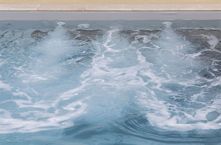 Balneotherapy in the aquatic area of ​​the campsite in Brittany with swimming pool, at the Abri de l’Océan