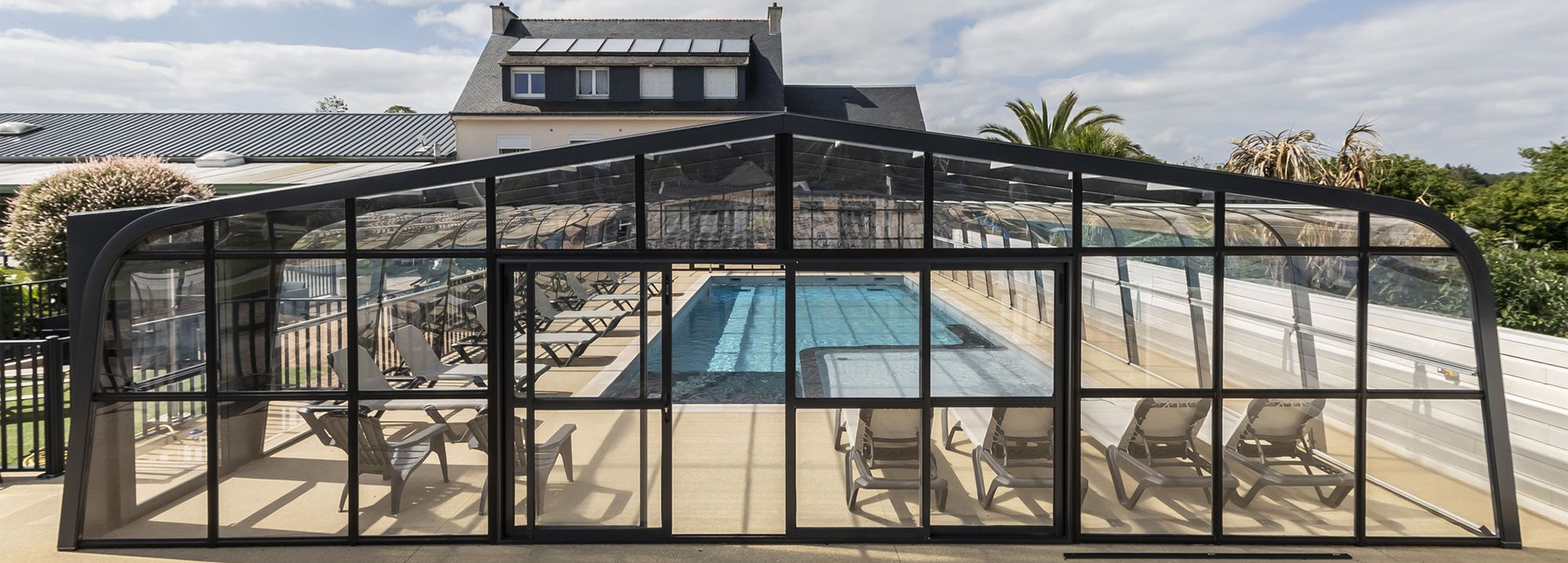 Heated covered pool at the campsite in South Finistère, at À l’Abri de l’Océan