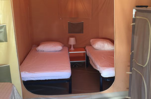 Chambre avec 2 lits une place du bungalow toilé 2 chambres 4 personnes, en location au camping à l’Abri de l’Océan près de Pont-Aven