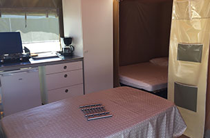 Pièce de vie avec kitchenette du bungalow toilé 2 chambres 4 personnes, en location au camping à l’Abri de l’Océan près de Quimperlé