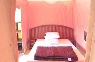 Chambre parentale du bungalow toilé 2 chambres 5 personnes, en location au camping à l’Abri de l’Océan près de Quimperlé