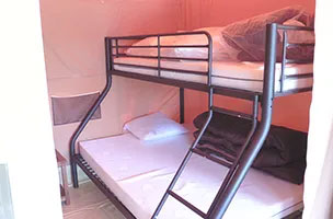 Chambre enfants avec lit superposé du bungalow toilé 2 chambres 5 personnes, en location au camping à l’Abri de l’Océan près de Concarneau