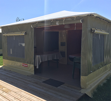Bungalow toilé 4 personnes en location au camping à l’Abri de l’Océan dans le Finistère