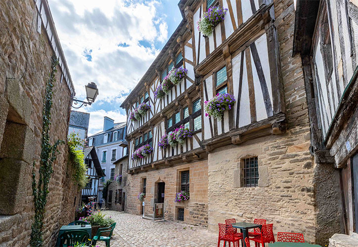Quimperlé, nestled at the confluence of the Ellé, Isole and Laïta rivers, can be visited from the À l'Abri de l'Océan campsite in Brittany