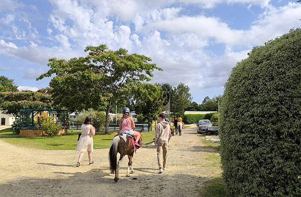 Balade en poney au camping A l‘Abri de l’Océan dans le Finistère Sud