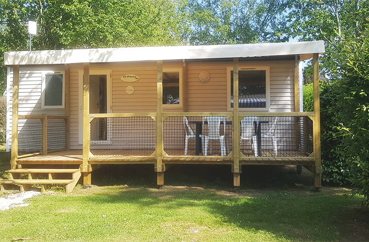 Vue extérieure d’un mobil-home en location, au camping à l’Abri de l’Océan en Bretagne