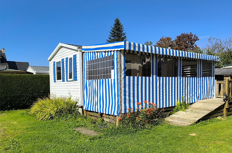 Vue extérieure d’un mobil-home en location au camping à l’Abri de l’Océan dans le Finistère sud