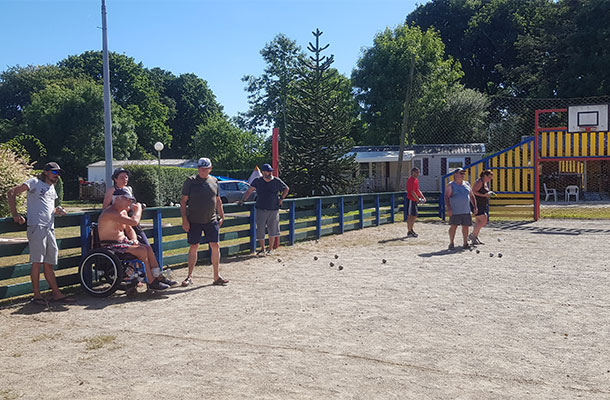 Partie de pétanque au camping A l‘Abri de l’Océan dans le Finistère, en Bretagne sud