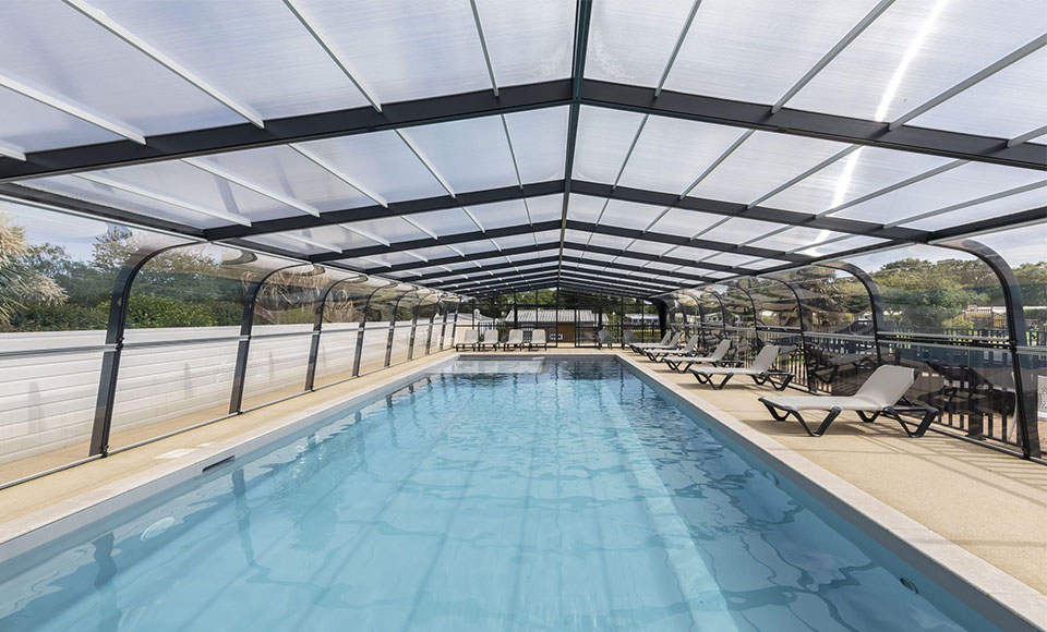 Le camping A l‘Abri de l’Océan en Bretagne est équipé d’une piscine couverte chauffée