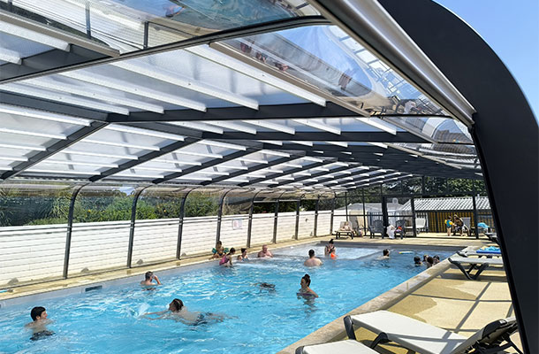 Piscine couverte chauffée en camping dans le Finistère Sud, du camping A l‘Abri de l’Océan