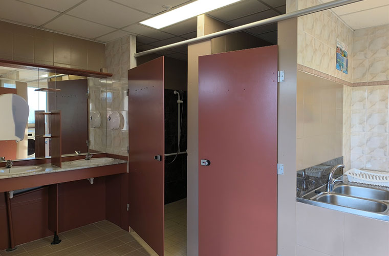 The sanitary facilities at the Abri de l’Océan campsite in Finistère