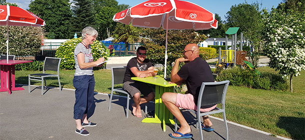 Snack avec terrasse du camping A l‘Abri de l’Océan en Bretagne, dans le Finistère Sud