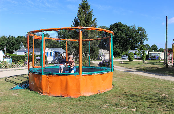 Trampoline sur l’aire de jeux du camping A l‘Abri de l’Océan dans le Finistère Sud
