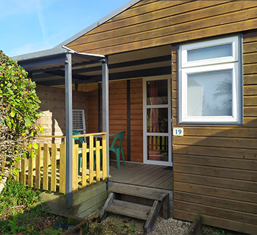 Chalet 1 chambre 2 personnes en location au camping à l’Abri de l’Océan dans le Finistère sud