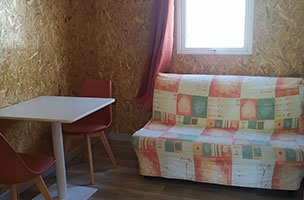Chalet 1 chambre 2 personnes comprenant une pièce de vie avec coin cuisine, en location au camping à l’Abri de l’Océan dans le Finistère, proche de Riec-sur-Bélon