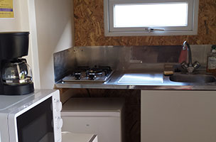 Chalet 1 chambre 2 personnes comprenant une cuisine équipée, en location au camping à l’Abri de l’Océan en Bretagne, proche de Quimperlé en Bretagne