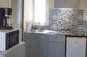 Cuisine du chalet 2 chambres 5 personnes, en location au camping à l’Abri de l’Océan près de Clohars en Bretagne