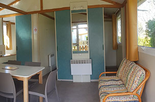 Vue intérieure du chalet 2 chambres 5 personnes, en location au camping à l’Abri de l’Océan près de Moëlan sur Mer