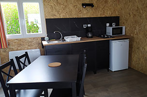Coin cuisine du chalet confort 1 chambre 2 personnes, en location au camping à l’Abri de l’Océan en Bretagne sud