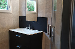 Salle d’eau du chalet confort 1 chambre 2 personnes, en location au camping à l’Abri de l’Océan à Baye en Bretagne