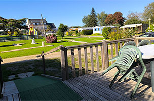 Terrasse avec accès pour personne à mobilité réduite, du chalet PMR 2 chambres 4 personnes. Location vacances au camping à l’Abri de l’Océan dans le Finistère