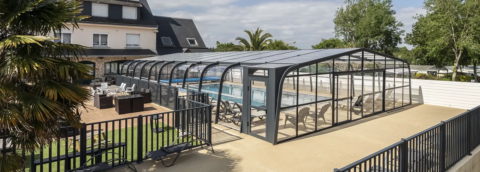 The heated indoor swimming pool at the campsite, in Finistère, at the Abri de l’Océan