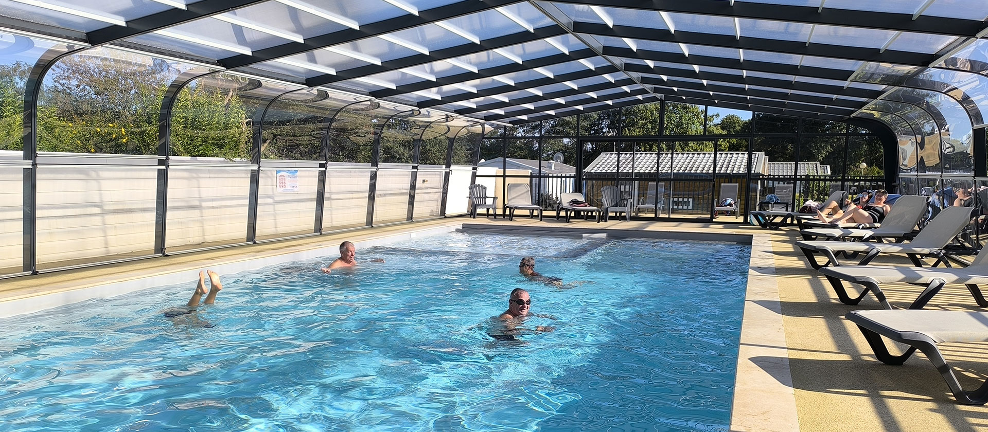 La piscine couverte chauffée du camping, dans le Finistère à l’Abri de l’Océan