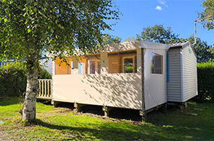 Vue du mobil-home confort 2 chambres 4 personnes avec terrasse couverte en location au camping à l’Abri de l’Océan à Baye près de Pont-Aven