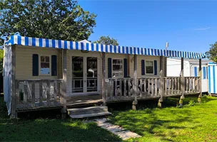 Location mobil-home confort 2 chambres 4 personnes avec terrasse couverte au camping à l’Abri de l’Océan dans le Finistère sud