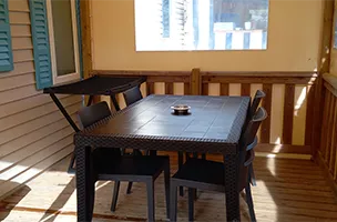 Mobil-home confort 2 chambres 4 personnes avec terrasse couverte, en location au camping à l’Abri de l’Océan à Baye près de Pont-Aven
