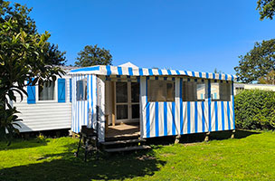 Vue du mobil-home confort 3 chambres 6 personnes avec terrasse couverte ou semi-couverte, en location au camping à l’Abri de l’Océan à Baye dans le Finistère