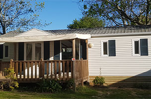 Mobil-home confort 3 chambres 6 personnes avec terrasse couverte ou semi-couverte, en location au camping à l’Abri de l’Océan en Bretagne, à Baye