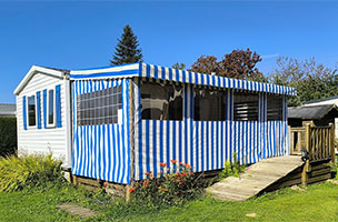 Location mobil-home premium 2 chambres 4 personnes avec terrasse totalement couverte au camping à l’Abri de l’Océan à Baye