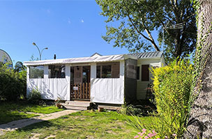 Mobil-home premium 2 chambres 4 personnes avec terrasse totalement couverte, en location au camping à l’Abri de l’Océan à Baye, près de Quimperlé en Bretagne