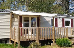 Mobil-home Premium 3 chambres 6 personnes avec terrasse mini 6x2.5 m couverte équipée d’un salon de jardin, en location au camping à l’Abri de l’Océan dans le Finistère, proche de Moëlan sur Mer