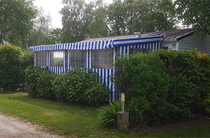 Mobil-home standard 2 chambres 4 personnes avec terrasse semi-couverte, en location au camping à l’Abri de l’Océan en Bretagne