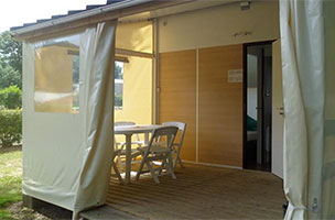 Bungalow Tithome 2 chambres 5 personnes avec terrasse équipée d’un salon de jardin, en location au camping à l’Abri de l’Océan en Bretagne